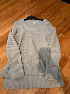 Nine West Light Gray V-Neck Ribbed Sweater with Flared Cuffs